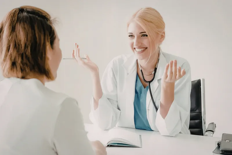Ärztin im Gespräch - Hygieneberatung Arztpraxis