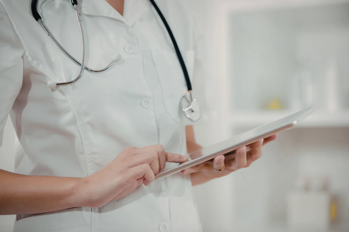 Ärztin prüft Hygieneplan auf dem Tablet