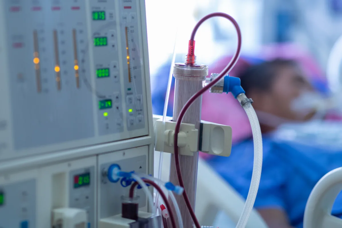 Dialysegerät mit Patient - Hygieneberatung für Dialyseeinrichtungen