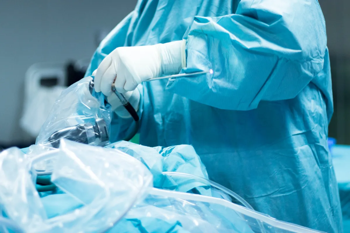 Chirurg mit Endoskop bei OP - Hygieneberatung Endoskopie