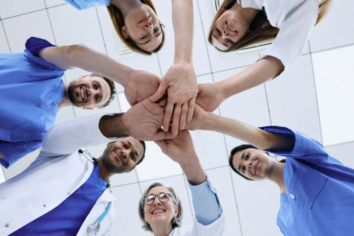 Verbund-Team aus medizinischen und pflegerischen Fachkräften - IHB Hygieneberatung für vielfältige Einrichtungen