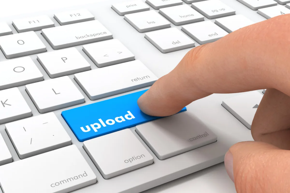 Hand drückt Upload-Taste auf Tastatur - Hygieneplan digital hochladen für den HP-Check