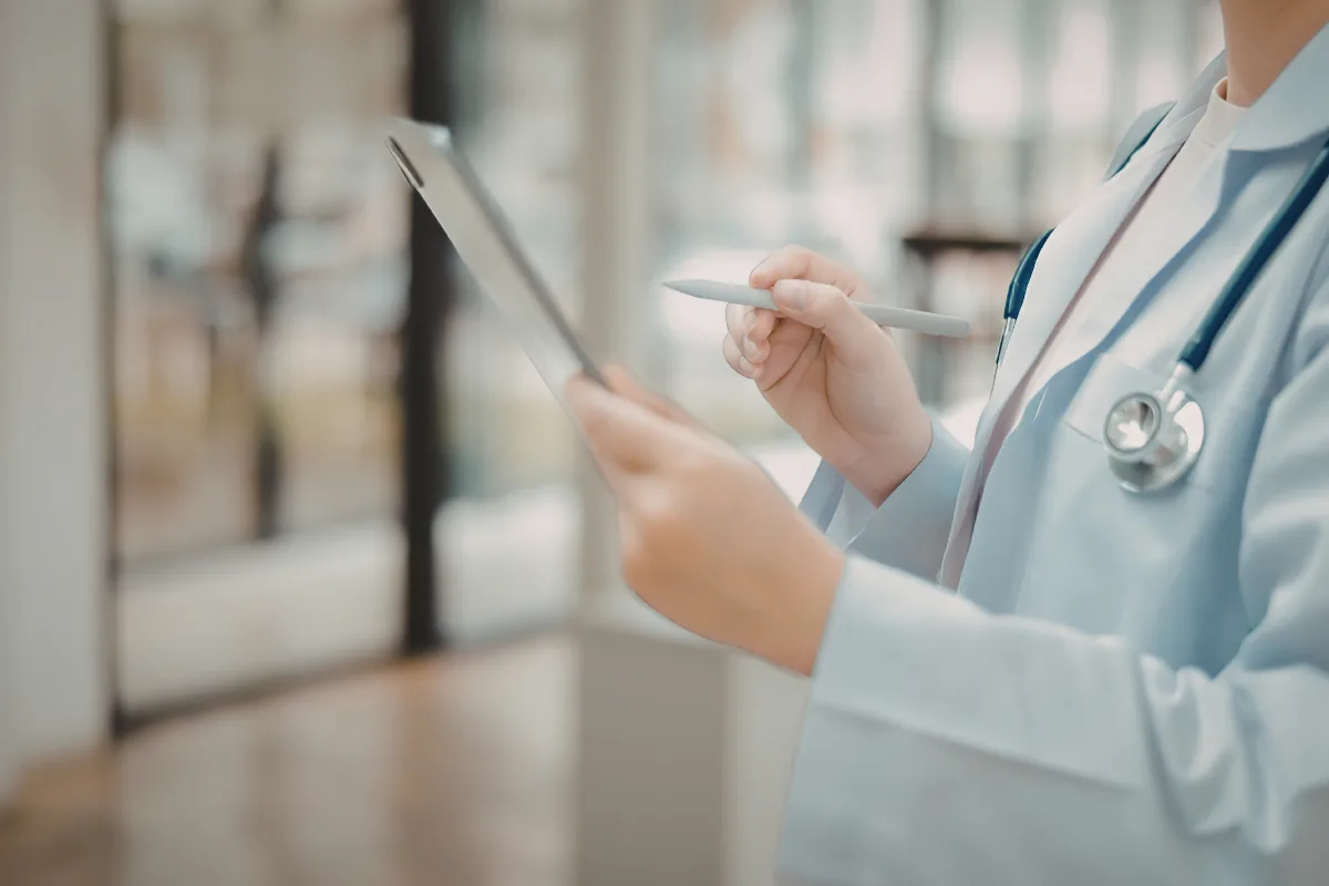Ärztin mit Tablet - Hygieneplan erstellen lassen