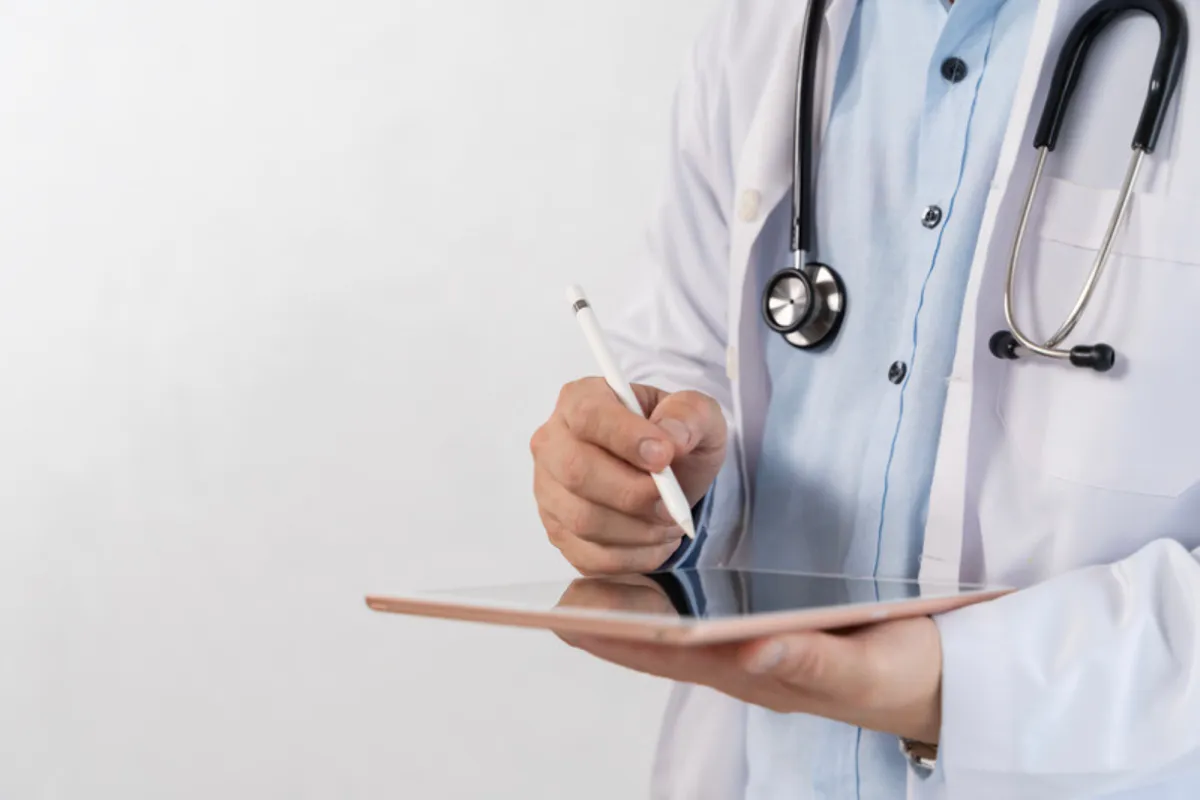 Ärztin am Schreibtisch - Kosten externe Hygienefachkraft