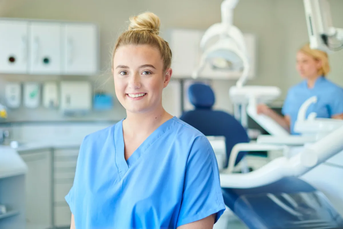 Zahnärztin in Scrubs - Hygieneberatung Zahnarztpraxis