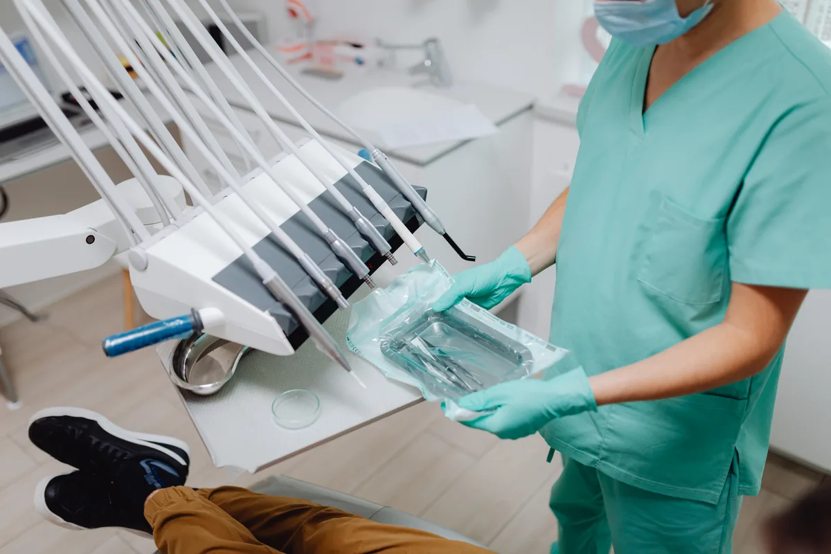 ZFA öffnet steril verpacktes Instrumentenset
