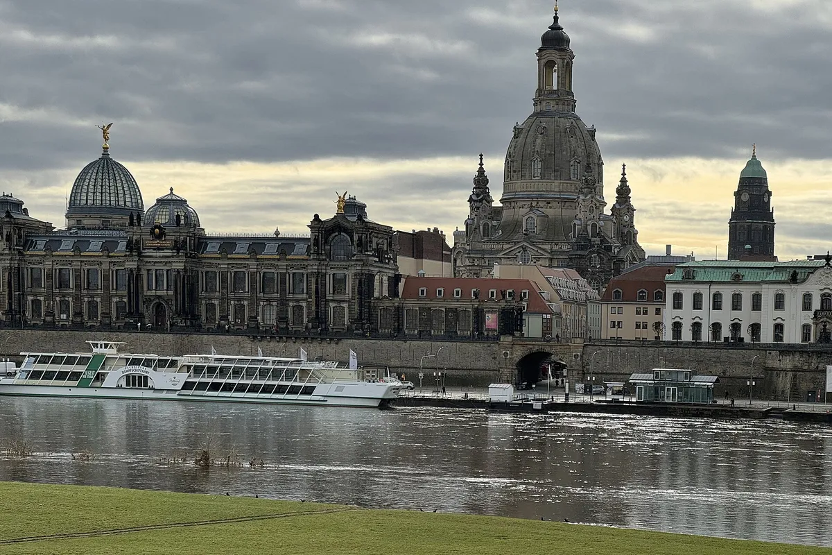 Dresdner Altstadt mit Frauenkirche an der Elbe
